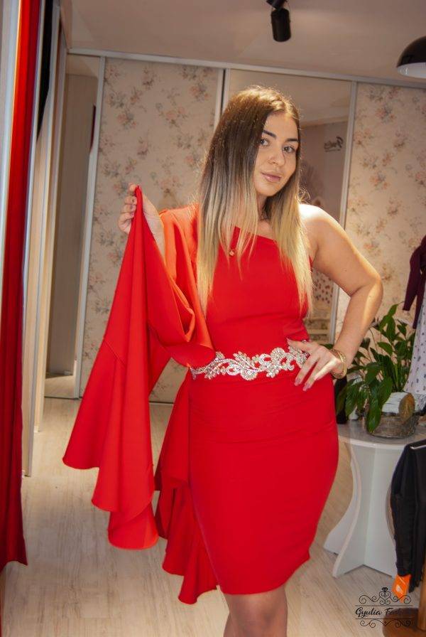 Rochie rosie cu volan pe o parte