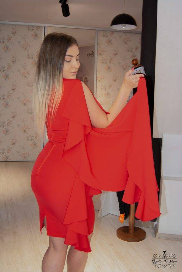 Rochie rosie cu volan pe o parte