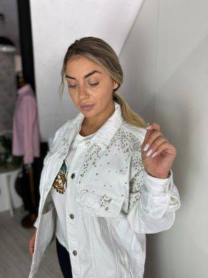 Geaca alba cu pietricele