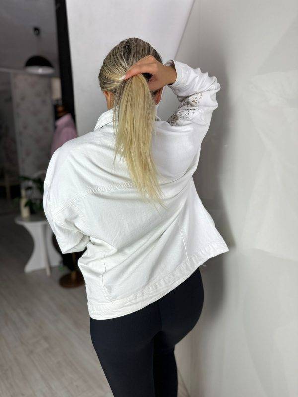 Geaca alba cu pietricele