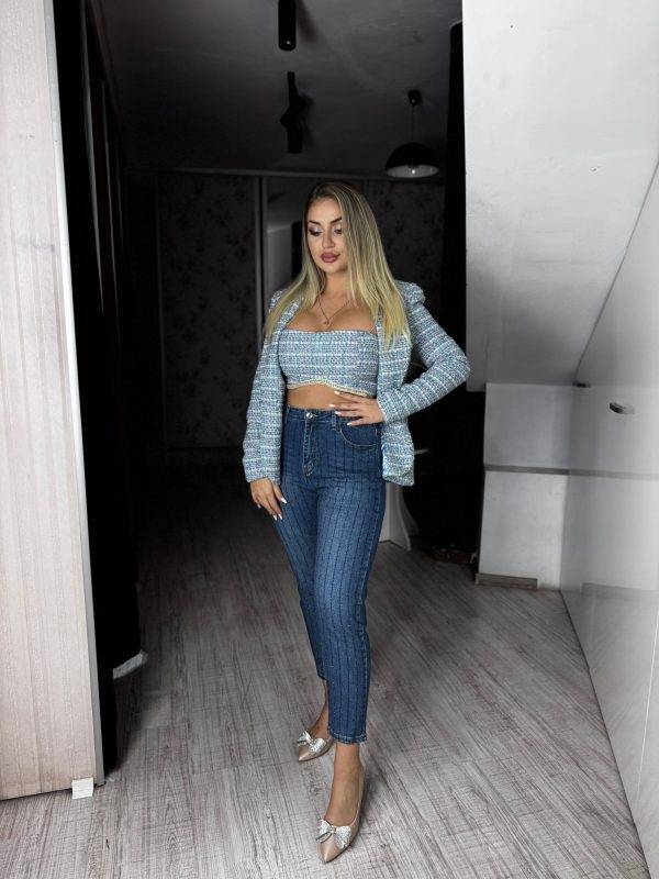 Blug albastru cu pietricele negre