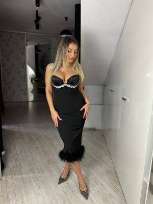 Rochie neagra cu puf