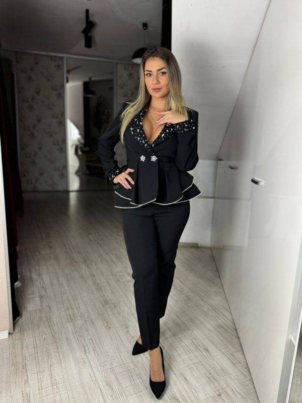 Costum cu volan in talie