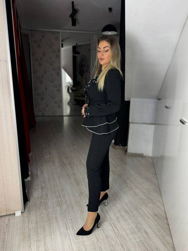 Costum cu volan in talie