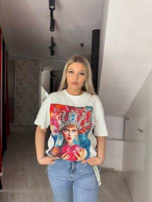 Tricou imprimeu doamna cu palarie pene