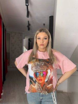 Tricou imprimeu doamna cu basca si ochelari