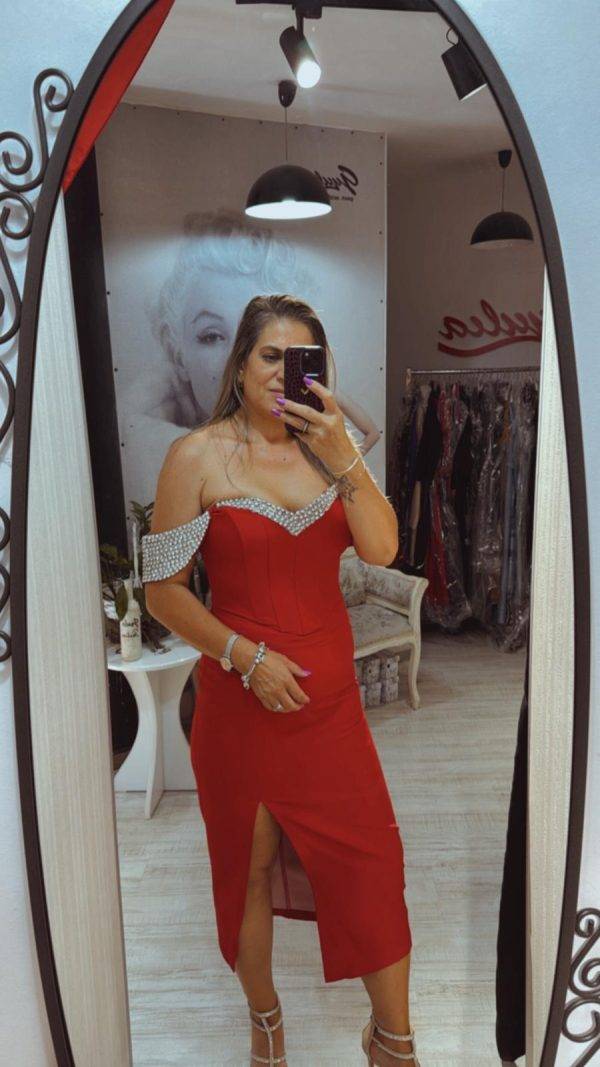 Rochie rosie midi cu corset si pietricele