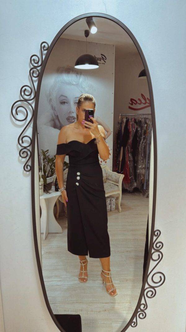 Rochie neagra midi accesorizata cu 3 nasturei