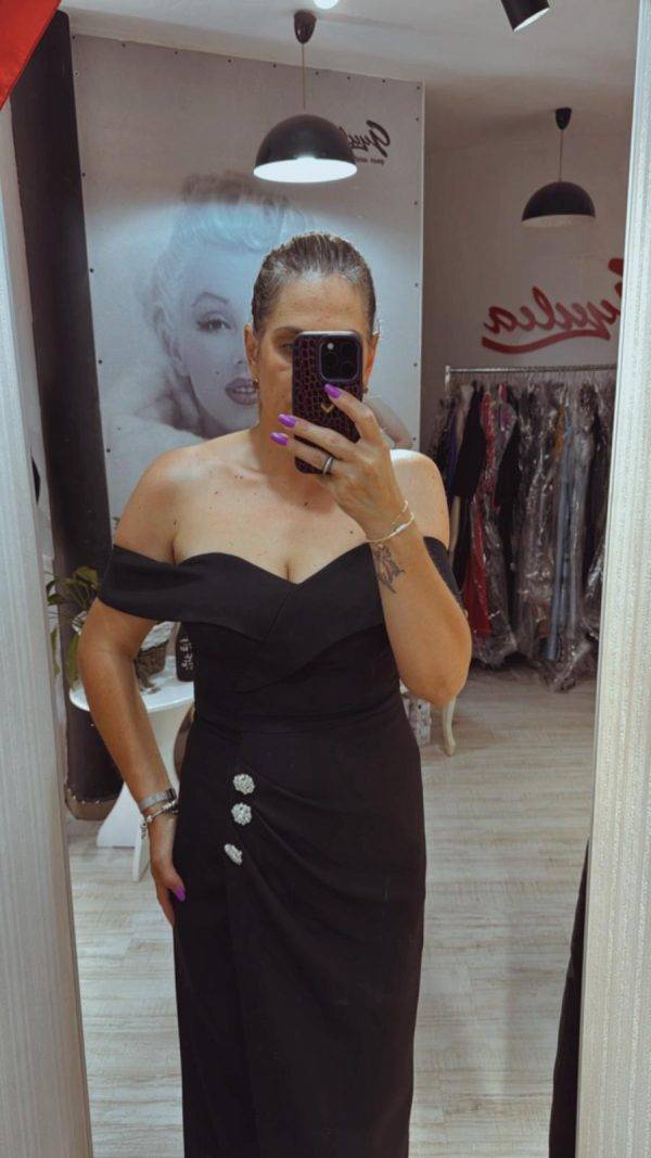 Rochie neagra midi accesorizata cu 3 nasturei