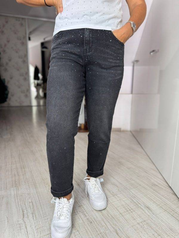 Blug negru cu pietricele