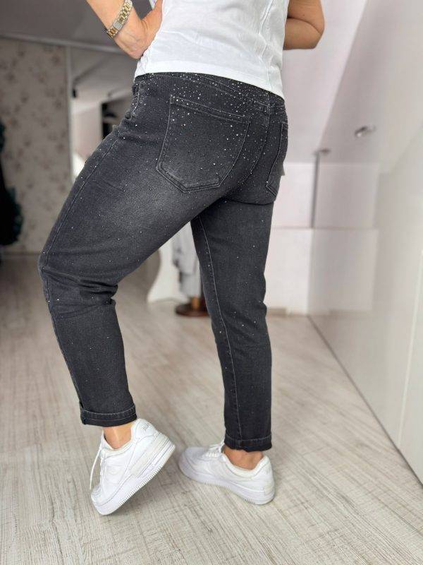 Blug negru cu pietricele