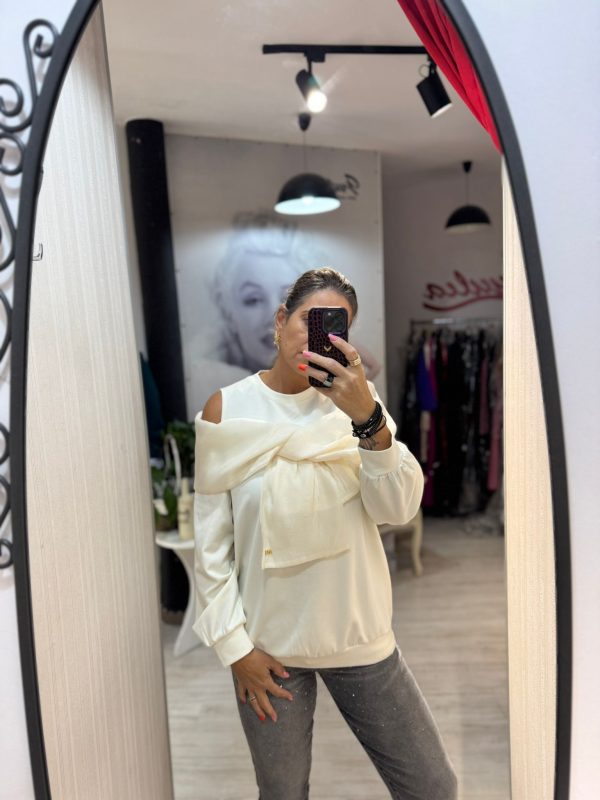 Bluza cu umerii goi si funda