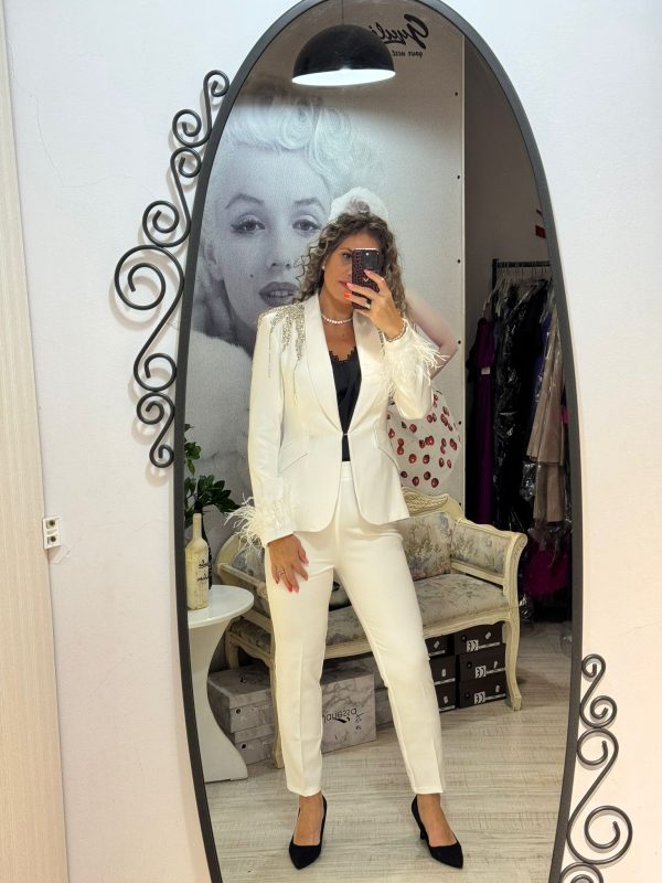WhatsApp Image 2025-10-14 at 12.21.03 (1) Compleu alb cu umerii accesorizati