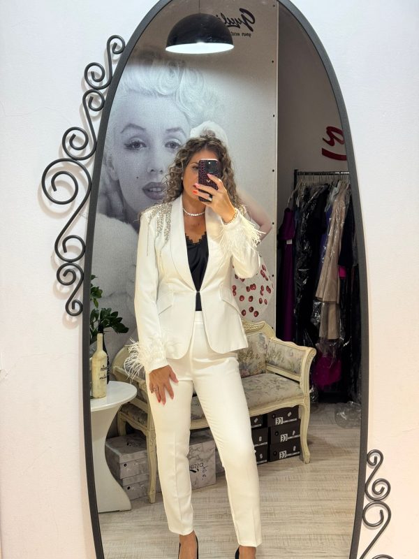 WhatsApp Image 2025-10-14 at 12.21.03 (2) Compleu alb cu umerii accesorizati