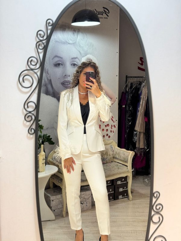 WhatsApp Image 2025-10-14 at 12.21.04 Compleu alb cu umerii accesorizati