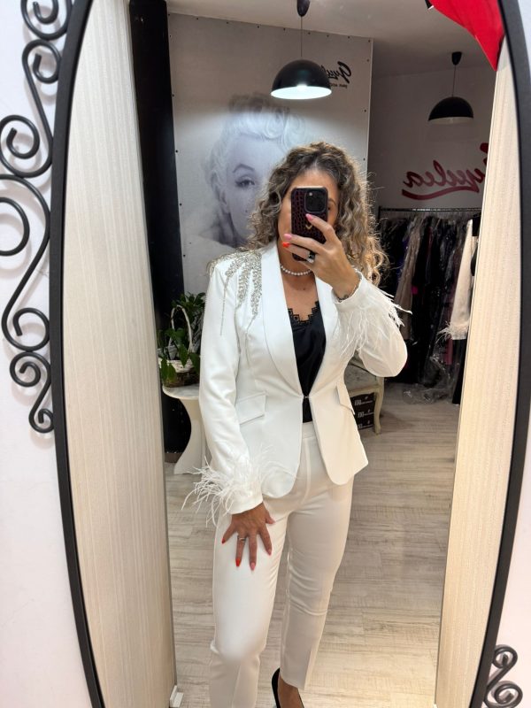 WhatsApp Image 2025-10-14 at 12.21.05 (1) Compleu alb cu umerii accesorizati