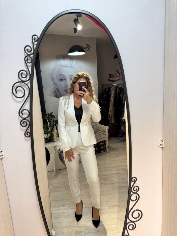 WhatsApp Image 2025-10-14 at 12.21.05 (2) Compleu alb cu umerii accesorizati