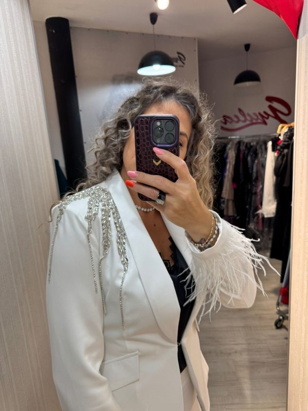 WhatsApp Image 2025-10-14 at 12.21.05 Compleu alb cu umerii accesorizati