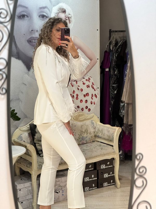 WhatsApp Image 2025-10-14 at 12.21.06 (1) Compleu alb cu umerii accesorizati