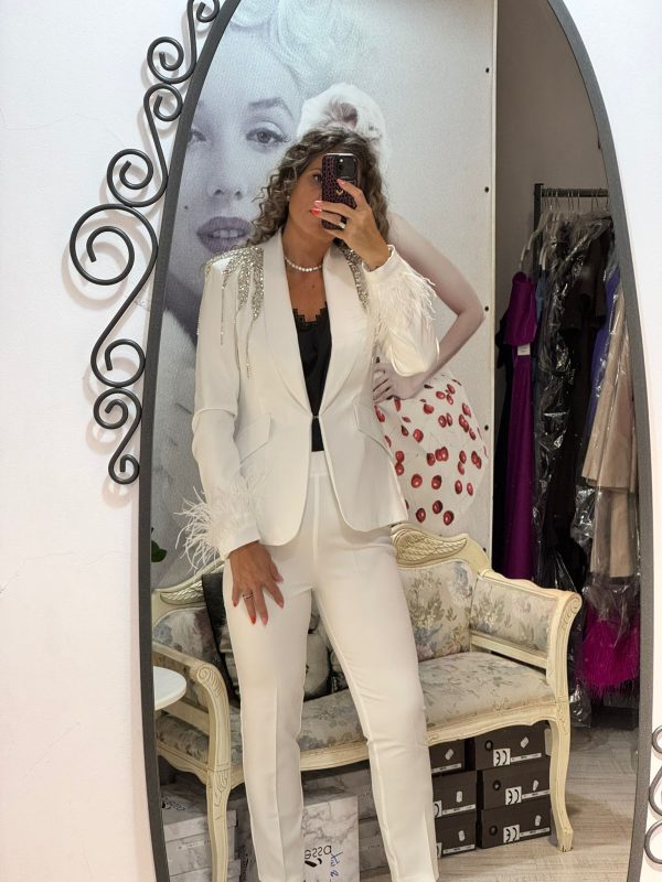 WhatsApp Image 2025-10-14 at 12.21.06 Compleu alb cu umerii accesorizati
