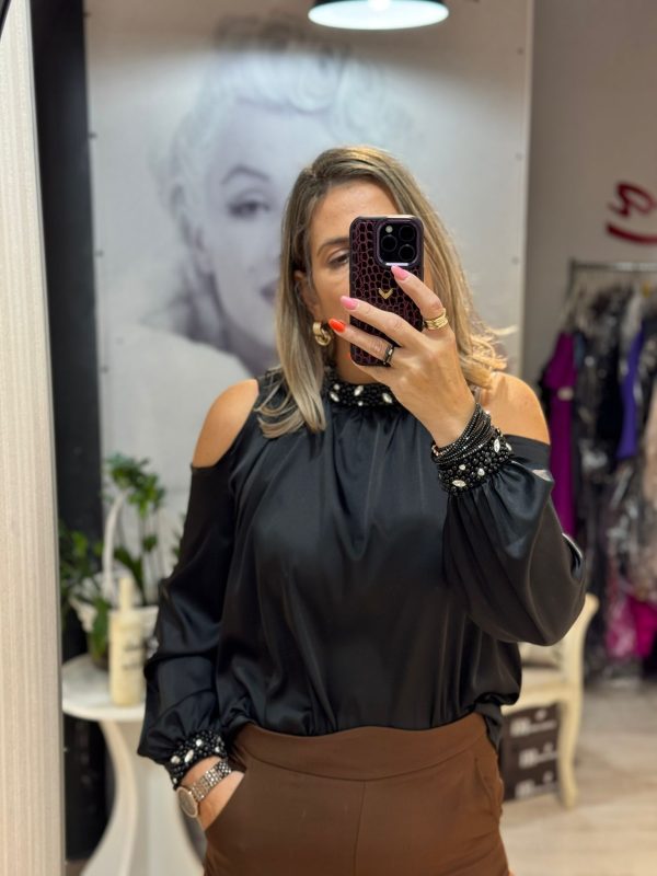 Camasa neagra satinata cu perle la gat