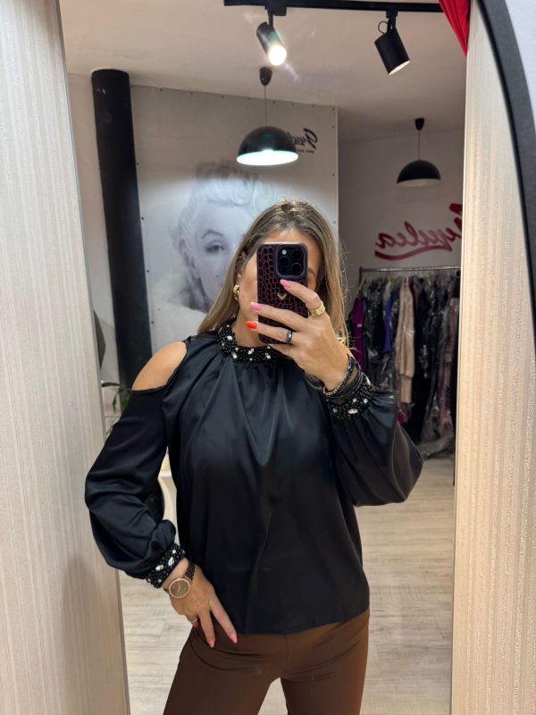 Camasa neagra satinata cu perle la gat