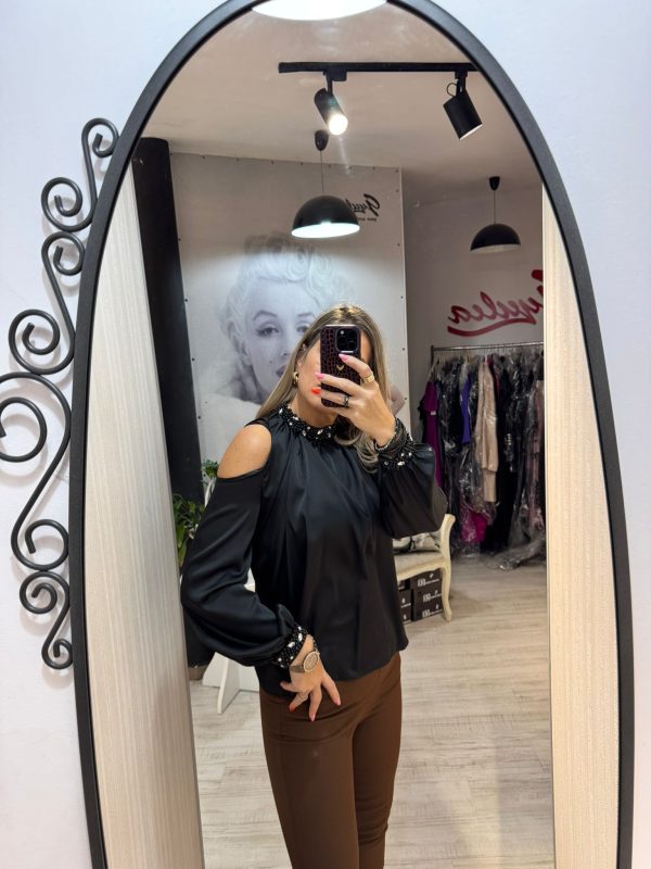 Camasa neagra satinata cu perle la gat