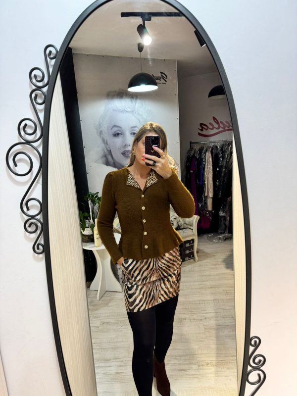 WhatsApp Image 2025-10-24 at 22.02.10 Pulover maro cu pietricele la guler