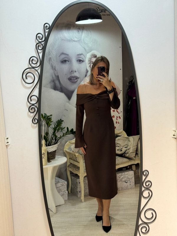 WhatsApp Image 2025-11-05 at 18.43.25 (1) Rochie maro midi cu umeri goi