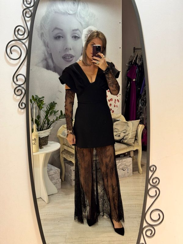 WhatsApp Image 2025-11-05 at 18.43.28 (3) Rochie neagra cu maneci si fusta din dantela