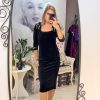 Rochie midi neagra din catifea cu umeri accesorizati