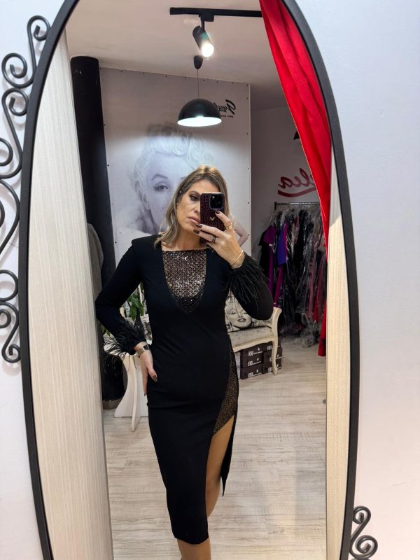 Rochie midi neagra cu maneci lungi accesorizate cu pene