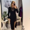 Rochie midi neagra cu maneci lungi accesorizate cu pene