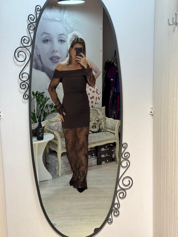 Rochie maro cu maneci si fusta din dantela