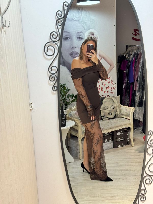 Rochie maro cu maneci si fusta din dantela