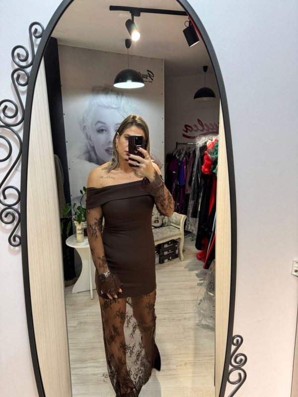 Rochie maro cu maneci si fusta din dantela