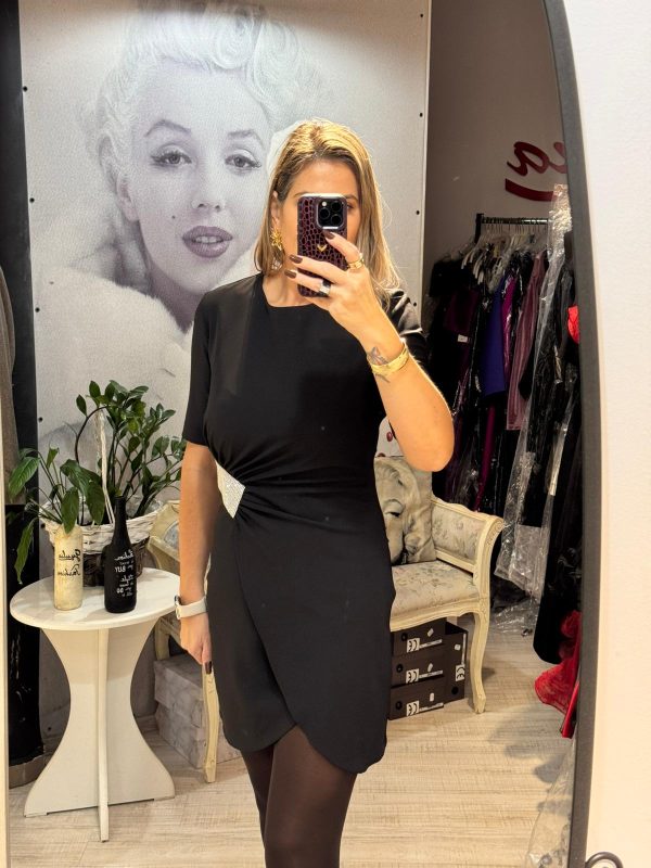 Rochie neagra cu accesoriu argintiu in talie