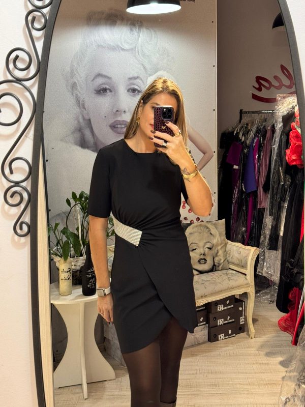 Rochie neagra cu accesoriu argintiu in talie