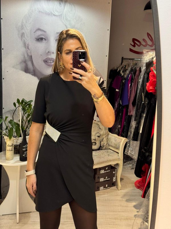 Rochie neagra cu accesoriu argintiu in talie