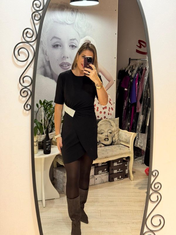 Rochie neagra cu accesoriu argintiu in talie