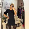 Rochie neagra,scurta,crepata pe un picior