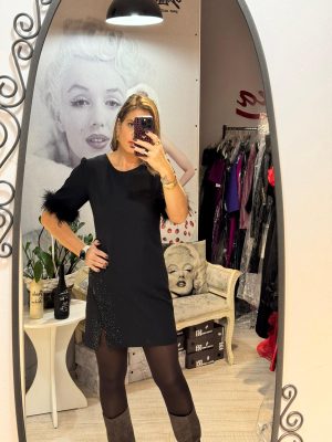 Rochie neagra,scurta,crepata pe un picior