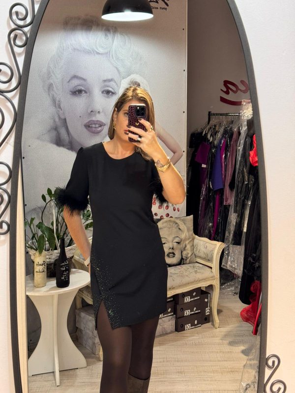 Rochie neagra,scurta,crepata pe un picior