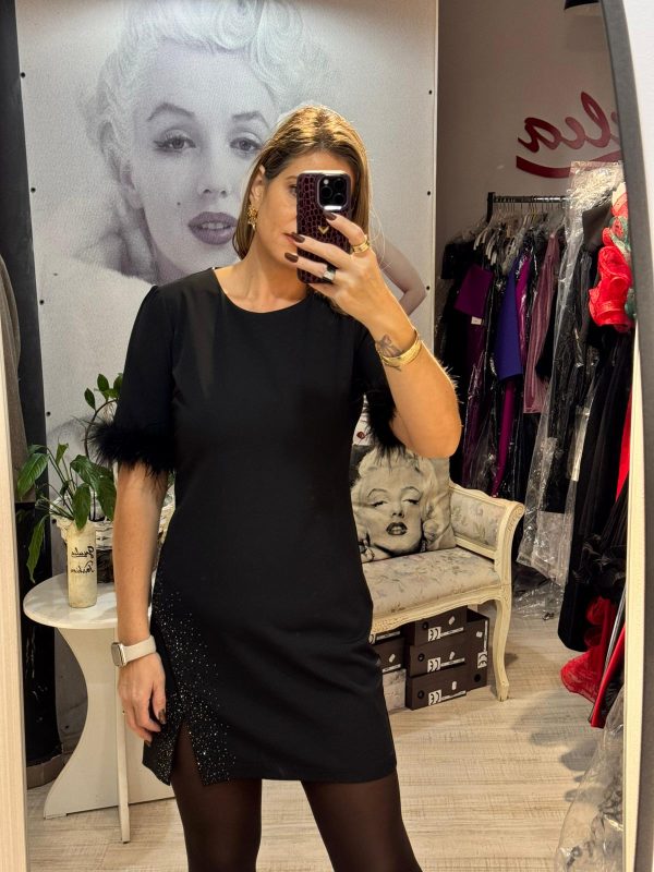 Rochie neagra,scurta,crepata pe un picior