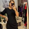 Rochie neagra,scurta,crepata pe un picior