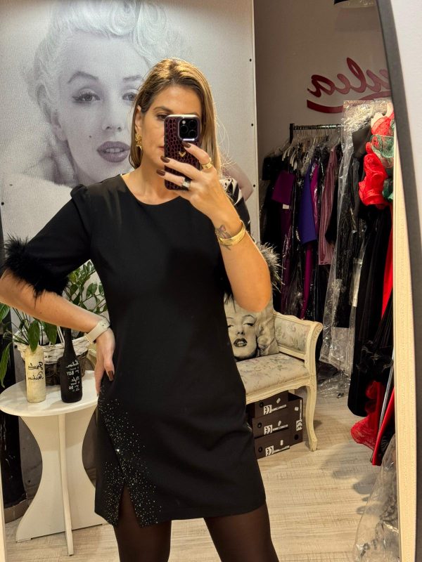Rochie neagra,scurta,crepata pe un picior