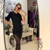 Rochie neagra,scurta,crepata pe un picior