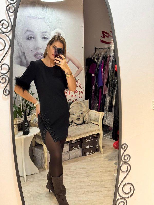 Rochie neagra,scurta,crepata pe un picior
