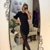 Rochie neagra,scurta,crepata pe un picior
