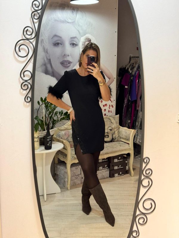 Rochie neagra,scurta,crepata pe un picior